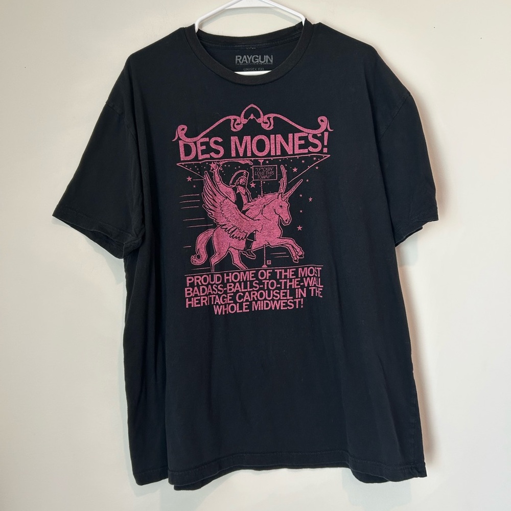 Des Moines! Proud Home of Heritage Carousel XXL Black and Pink T-shirt